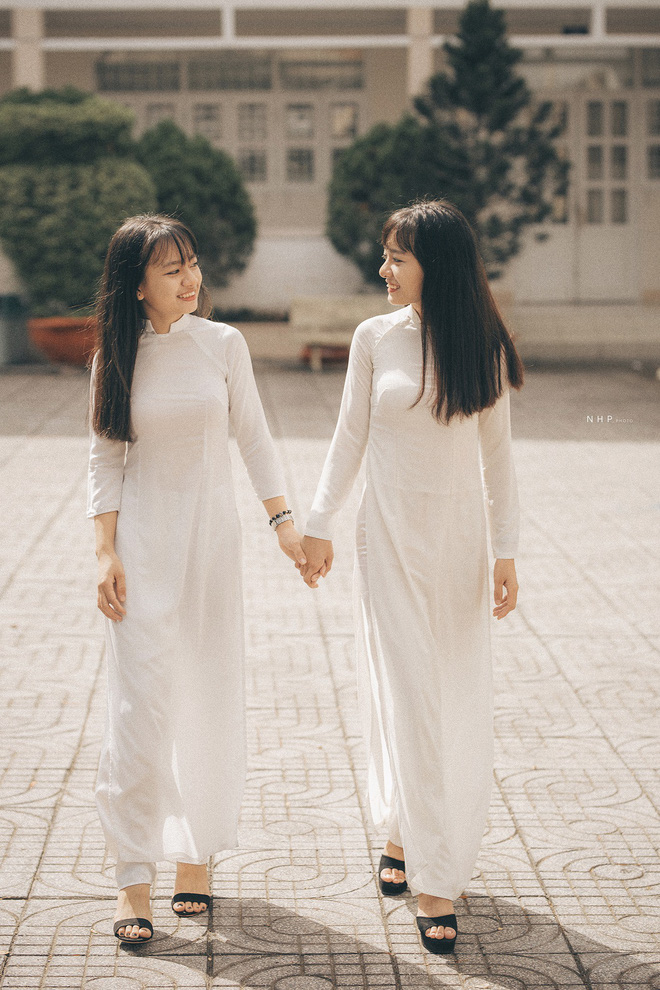 Cặp chị em sinh đôi Vũng Tàu sở hữu đôi mắt đẹp hút hồn trong loạt ảnh chia tay trường cấp 3 Cặp chị em sinh đôi Vũng Tàu sở hữu đôi mắt đẹp hút hồn trong loạt ảnh chia tay trường cấp 3